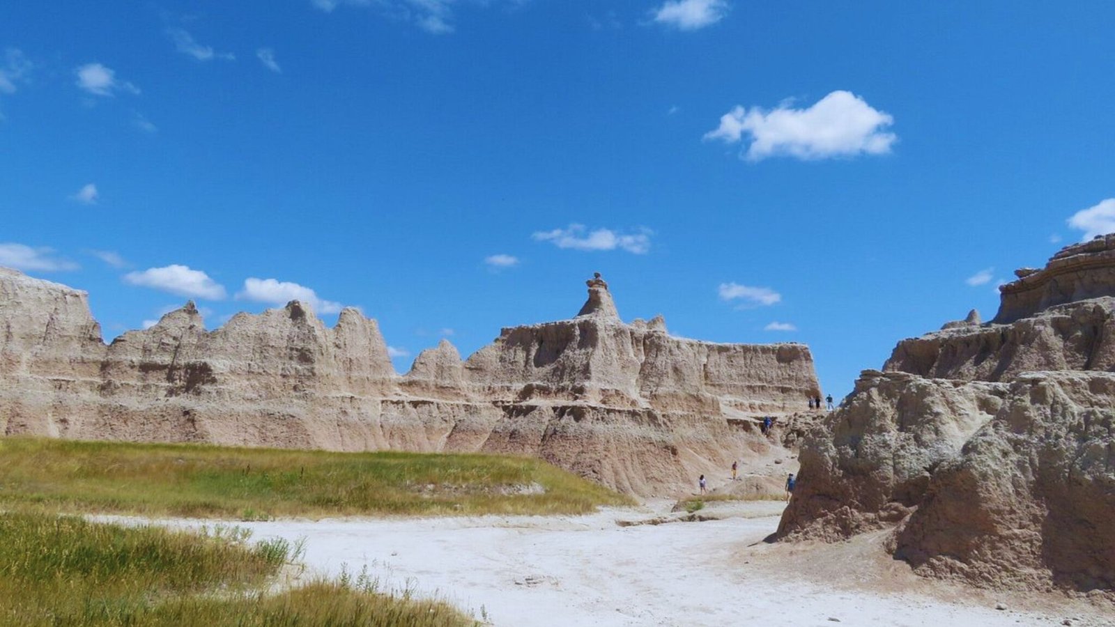  Expansive view of the rugged Badlands in Badlands National Park, showcasing unique rock formations and eroded landscapes.