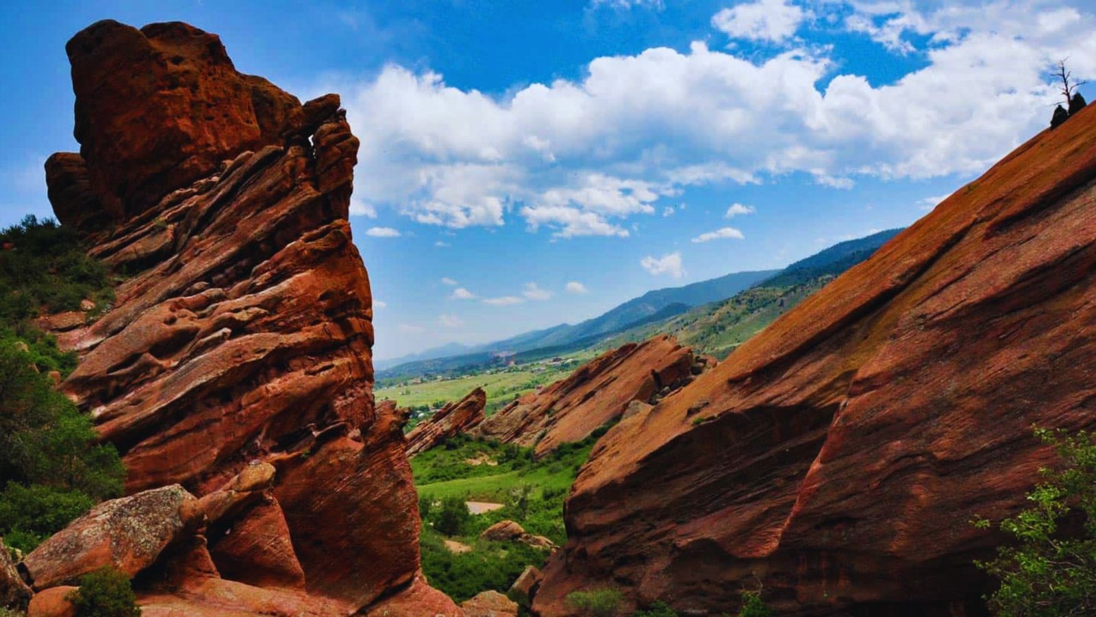 Scenic view of Garden of the Gods in Colorado, featuring striking red rock formations against a clear blue sky.