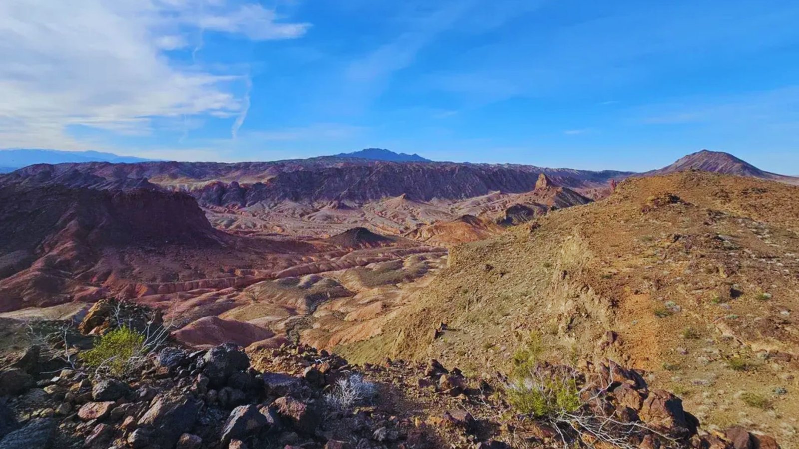  Scenic view of Horseshoe Bend, showcasing the dramatic curve of the Colorado River surrounded by towering canyon walls.
