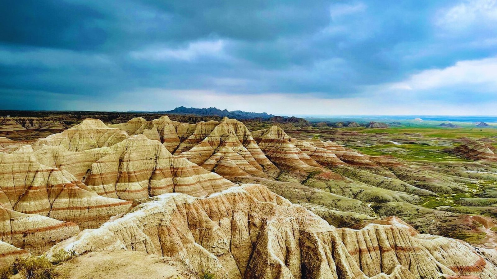  Scenic view of the Badlands, a favored spot for photographers capturing its unique geological formations.
